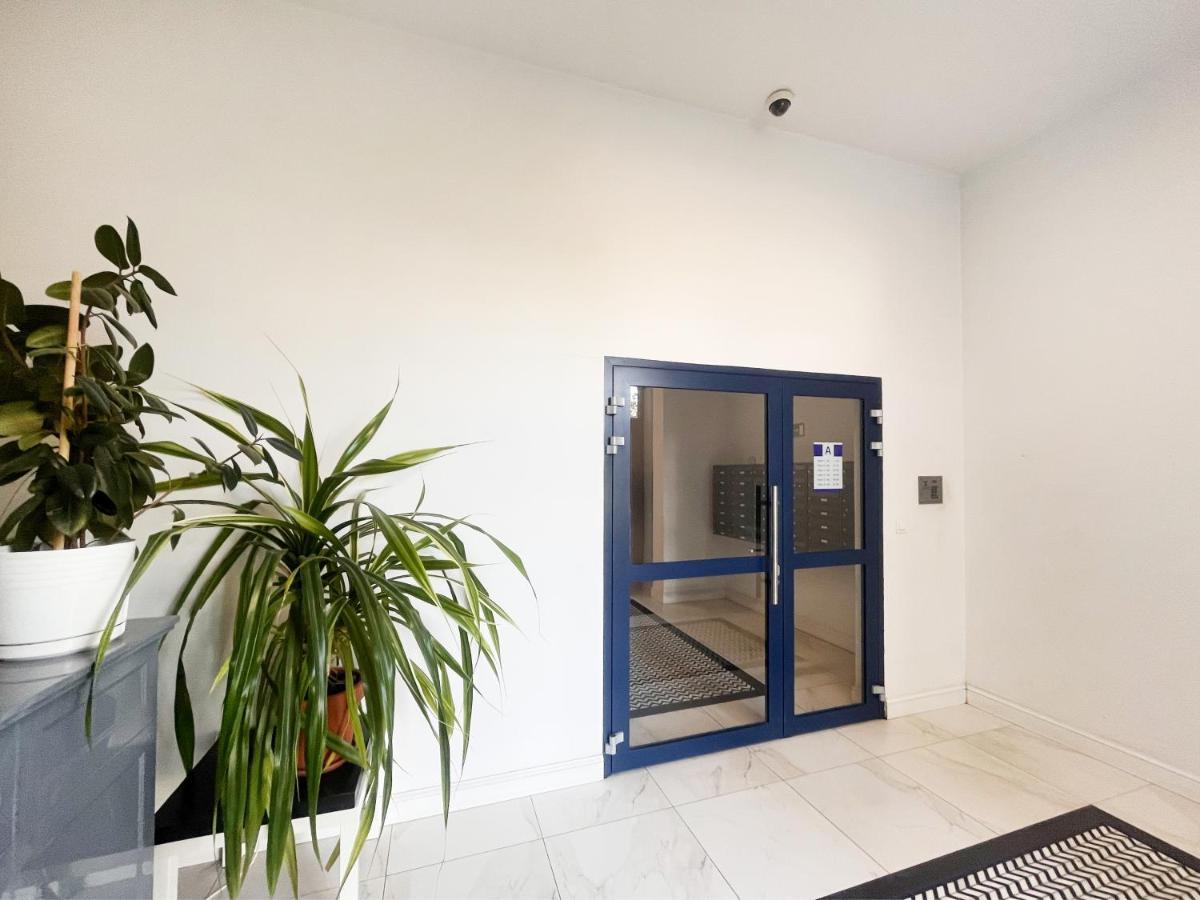 P&o Serviced - Dionizosa Apartment Warschau