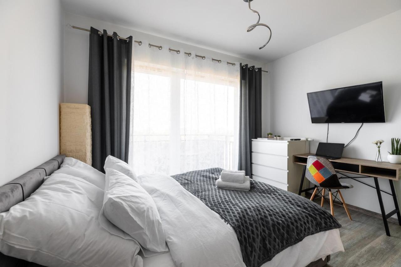P&o Serviced - Dionizosa Apartment Warschau