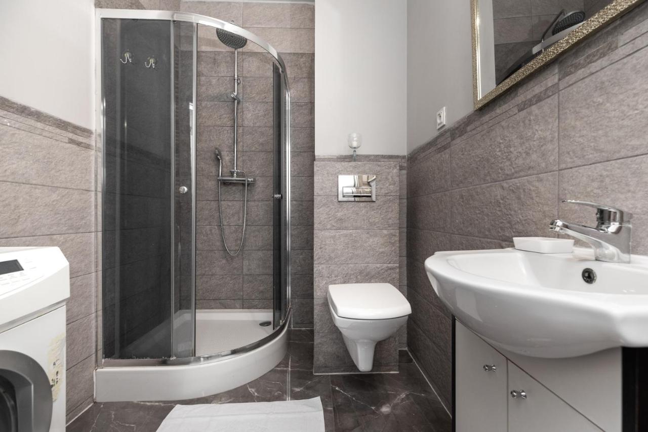 P&o Serviced - Dionizosa Apartment Warschau